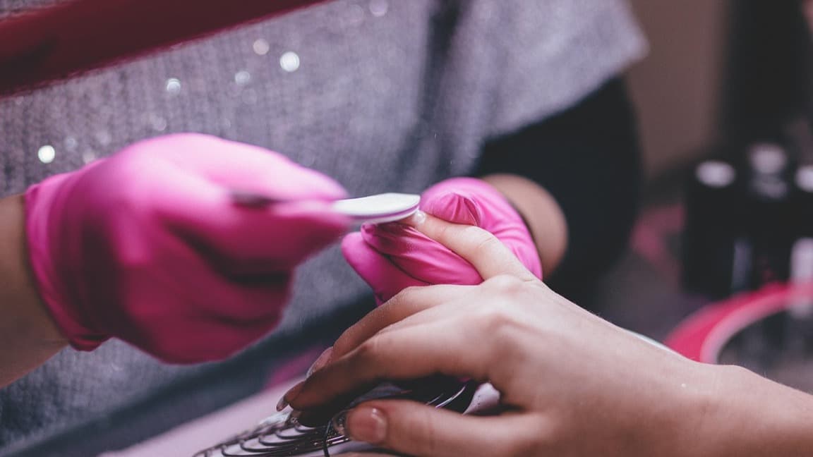 manicure roze handschoenen